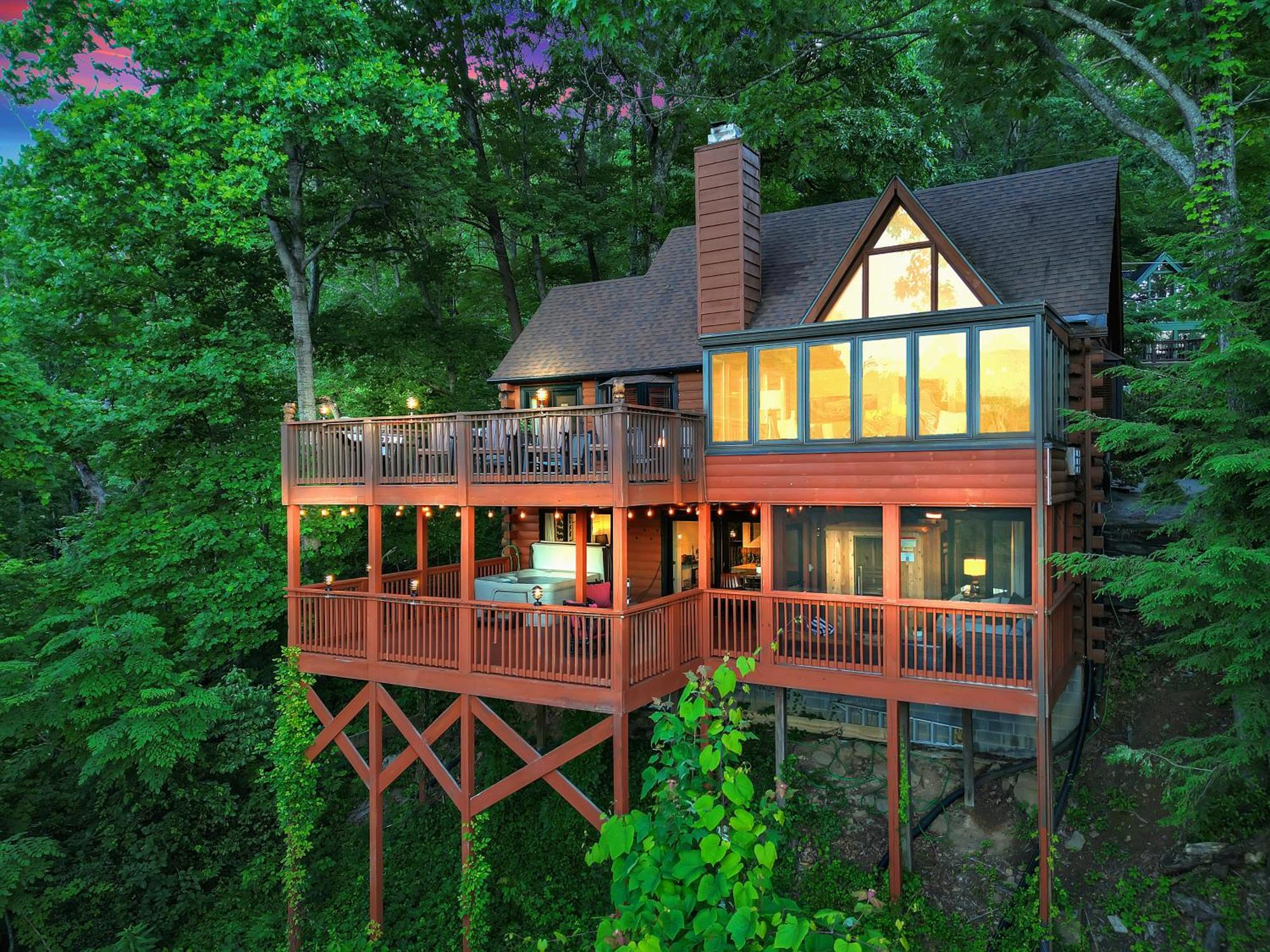 Family Chalet With Sauna, Hottub, Heavenly Views! Mins To Downtown! ガトリンバーグ エクステリア 写真