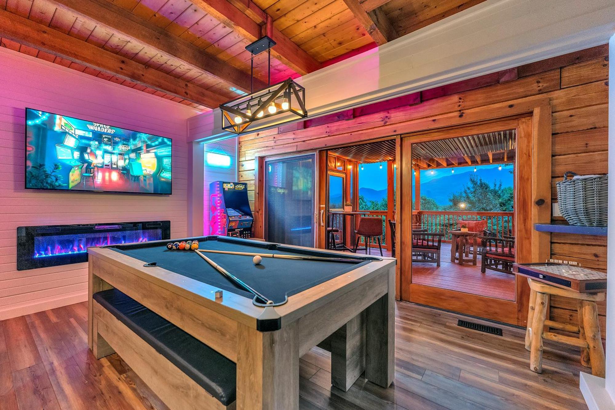 Family Chalet With Sauna, Hottub, Heavenly Views! Mins To Downtown! ガトリンバーグ エクステリア 写真