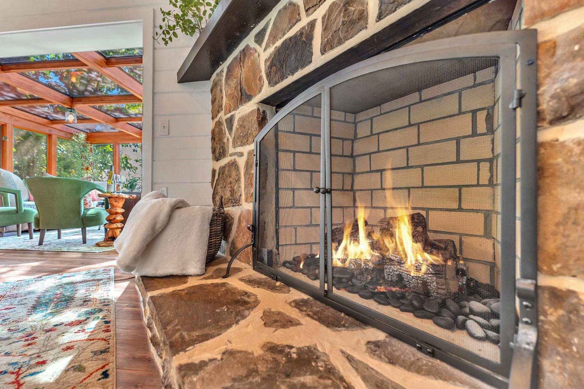 Family Chalet With Sauna, Hottub, Heavenly Views! Mins To Downtown! ガトリンバーグ エクステリア 写真