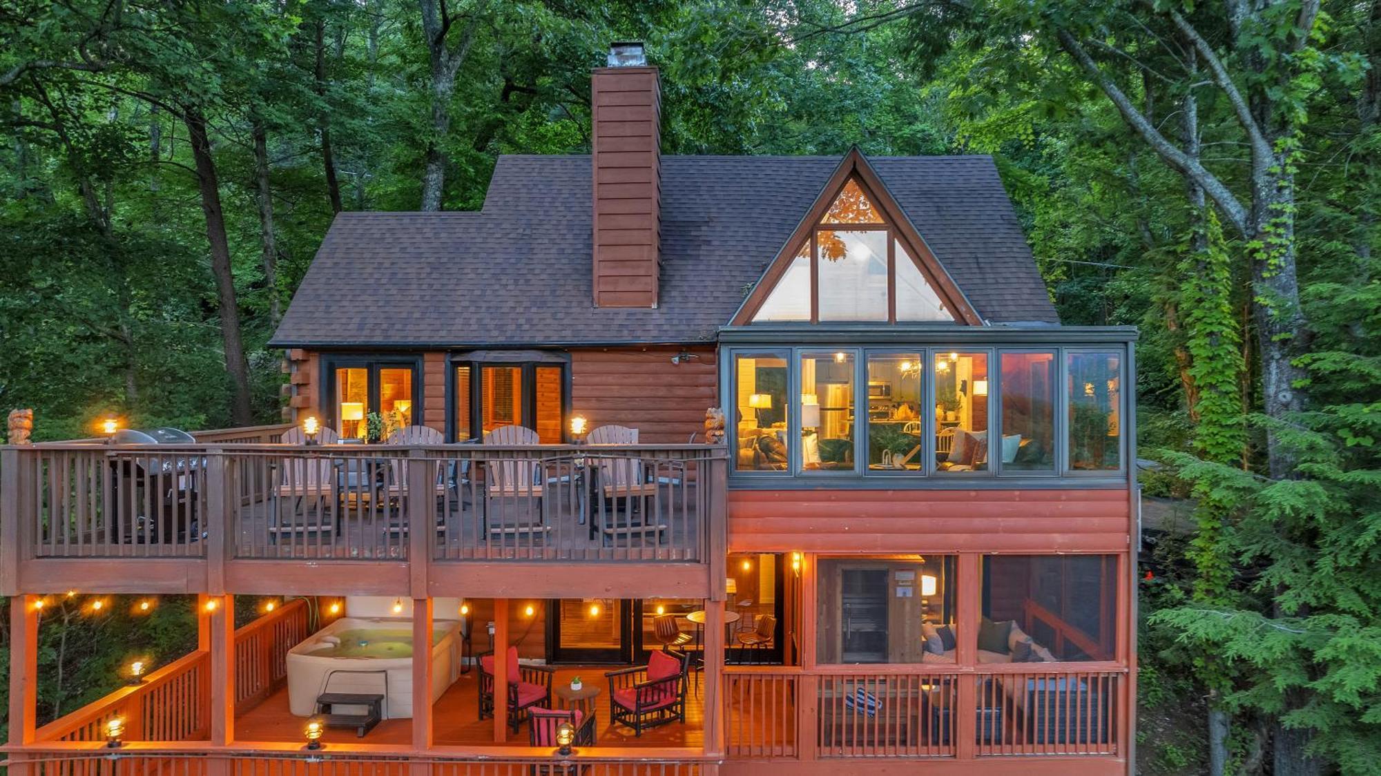 Family Chalet With Sauna, Hottub, Heavenly Views! Mins To Downtown! ガトリンバーグ エクステリア 写真
