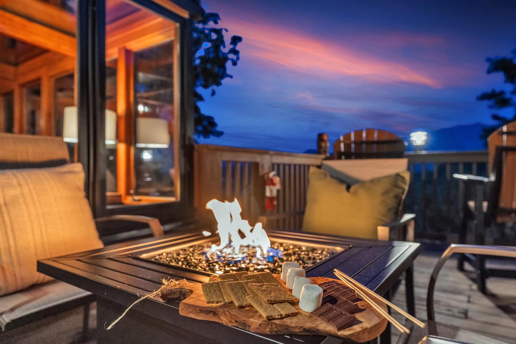 Family Chalet With Sauna, Hottub, Heavenly Views! Mins To Downtown! ガトリンバーグ エクステリア 写真