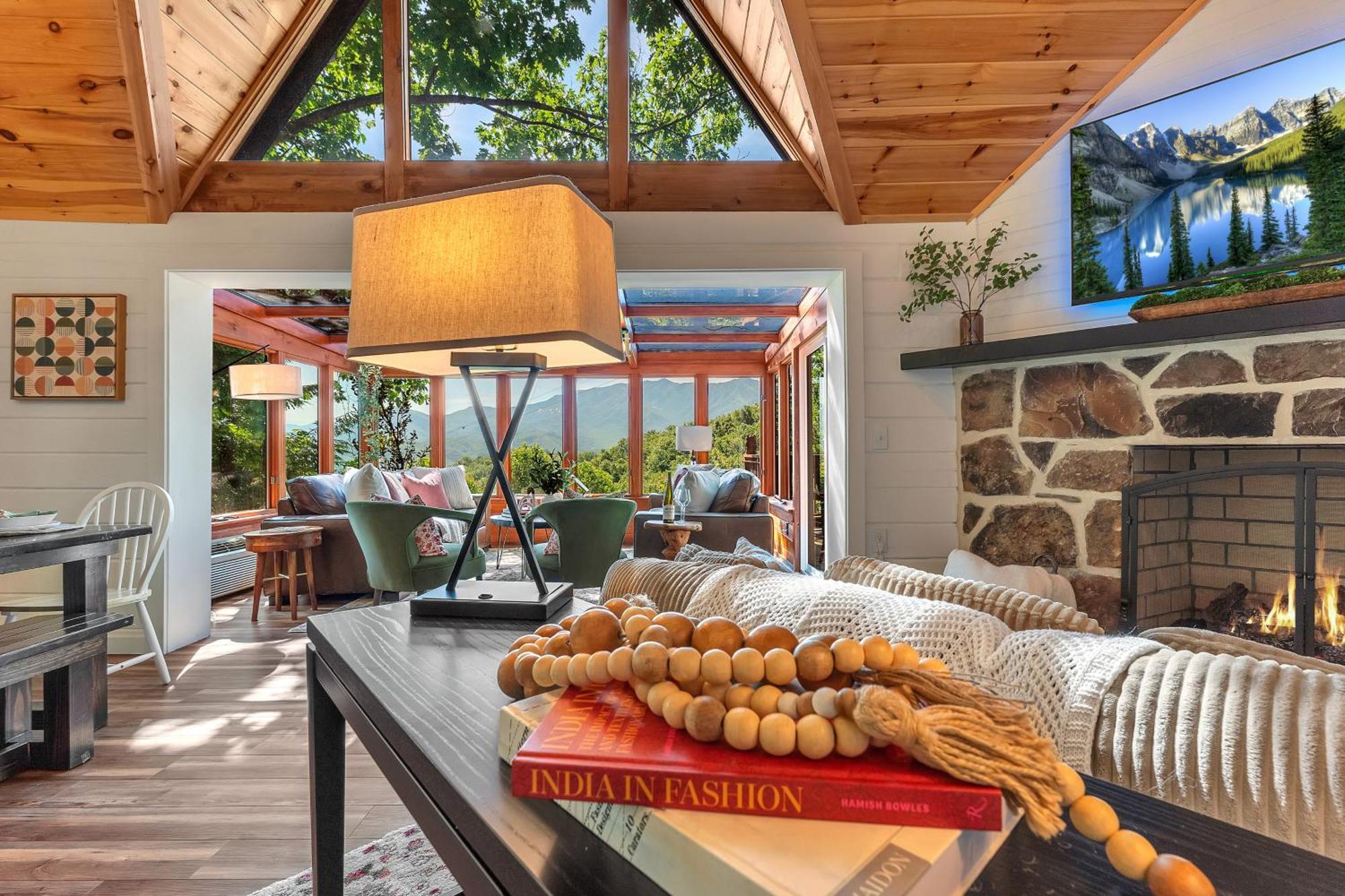 Family Chalet With Sauna, Hottub, Heavenly Views! Mins To Downtown! ガトリンバーグ エクステリア 写真
