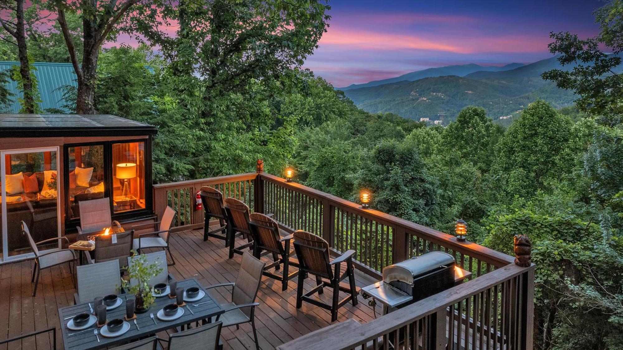 Family Chalet With Sauna, Hottub, Heavenly Views! Mins To Downtown! ガトリンバーグ エクステリア 写真