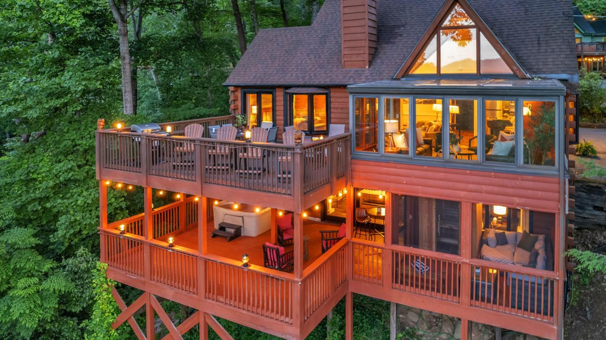Family Chalet With Sauna, Hottub, Heavenly Views! Mins To Downtown! ガトリンバーグ エクステリア 写真