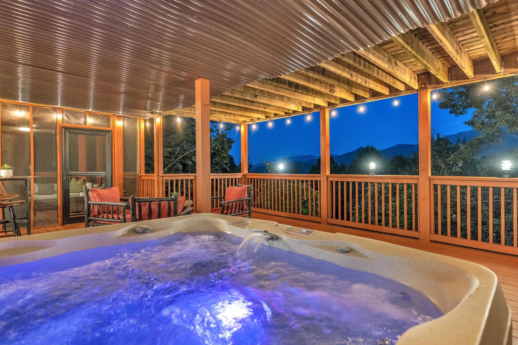 Family Chalet With Sauna, Hottub, Heavenly Views! Mins To Downtown! ガトリンバーグ エクステリア 写真