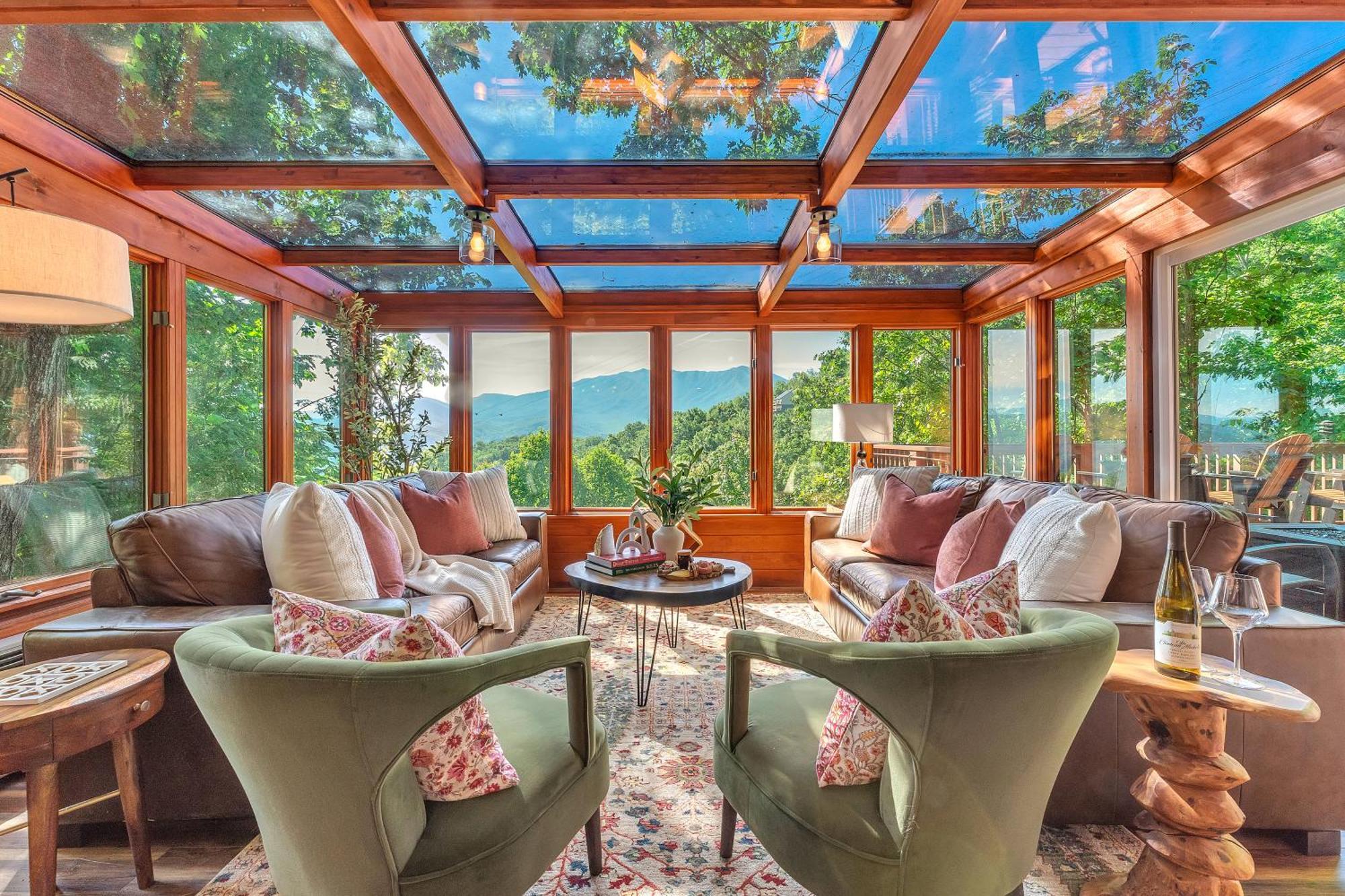 Family Chalet With Sauna, Hottub, Heavenly Views! Mins To Downtown! ガトリンバーグ エクステリア 写真