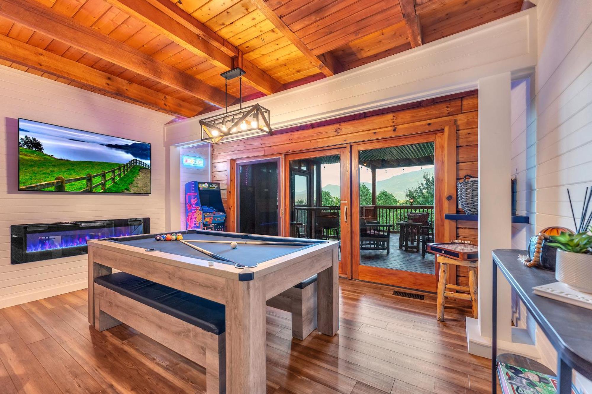 Family Chalet With Sauna, Hottub, Heavenly Views! Mins To Downtown! ガトリンバーグ エクステリア 写真