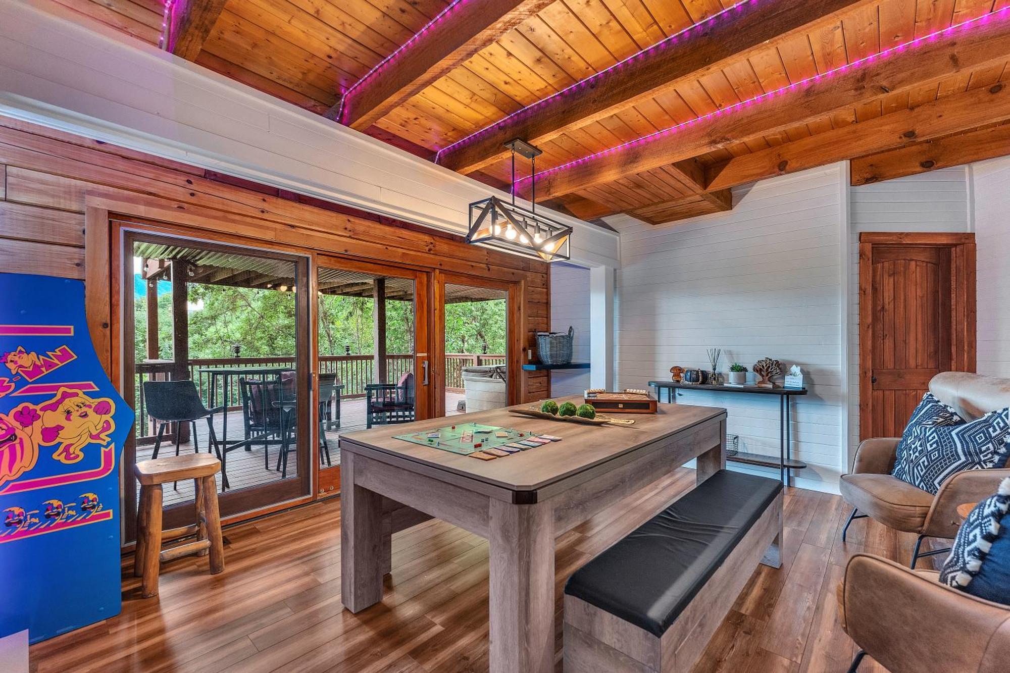 Family Chalet With Sauna, Hottub, Heavenly Views! Mins To Downtown! ガトリンバーグ エクステリア 写真