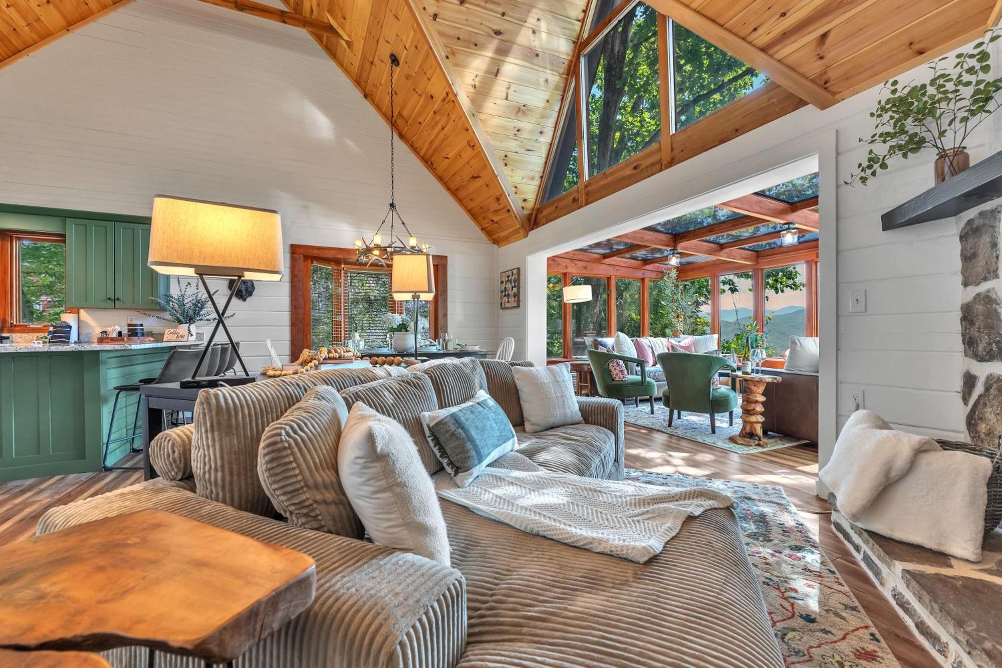 Family Chalet With Sauna, Hottub, Heavenly Views! Mins To Downtown! ガトリンバーグ エクステリア 写真