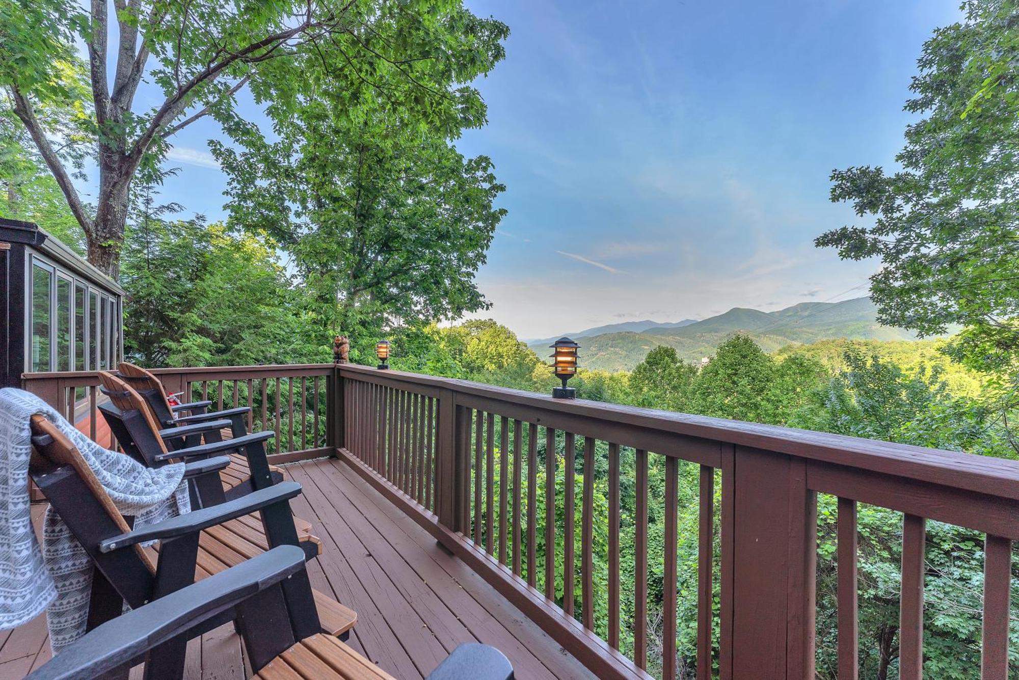 Family Chalet With Sauna, Hottub, Heavenly Views! Mins To Downtown! ガトリンバーグ エクステリア 写真