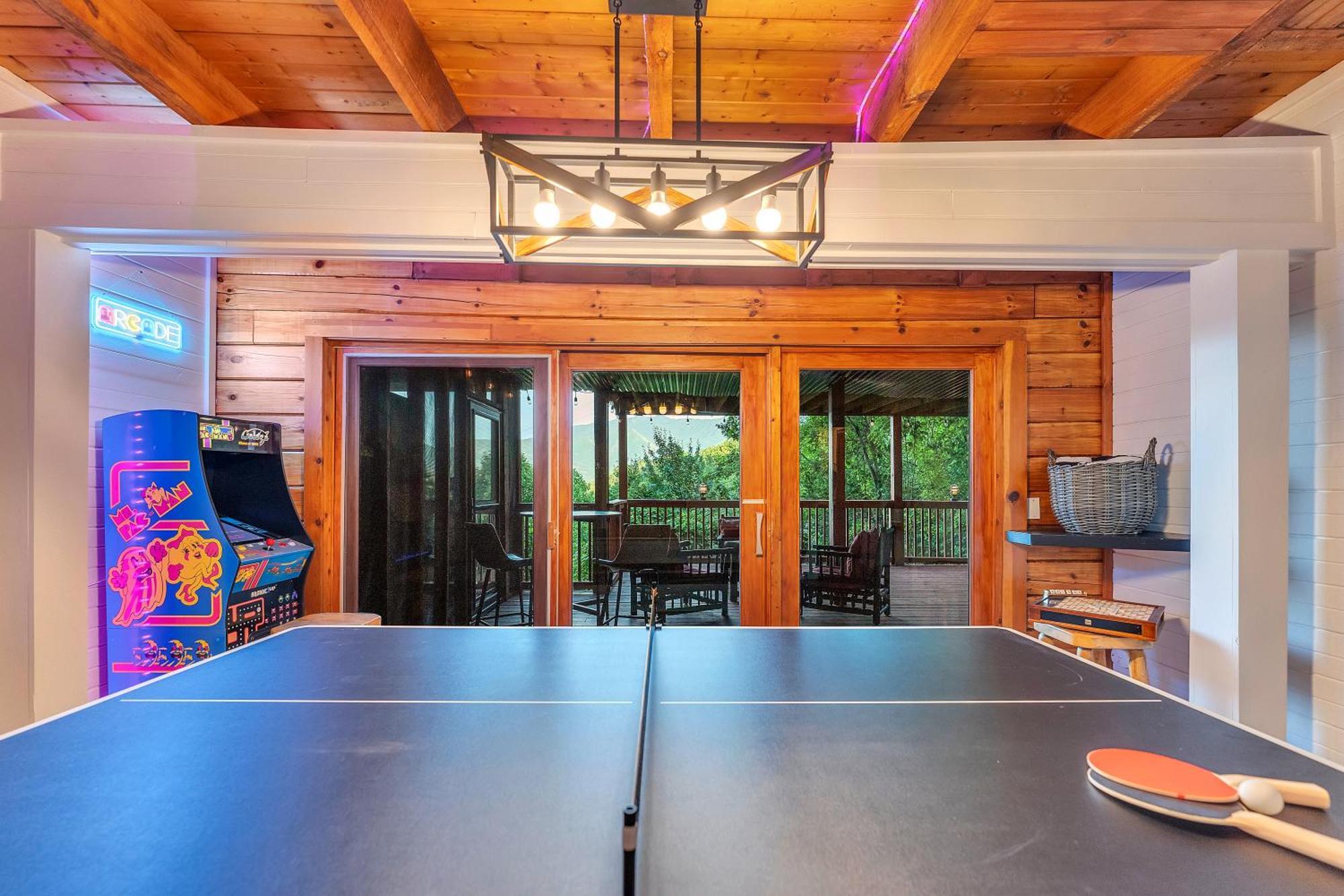 Family Chalet With Sauna, Hottub, Heavenly Views! Mins To Downtown! ガトリンバーグ エクステリア 写真