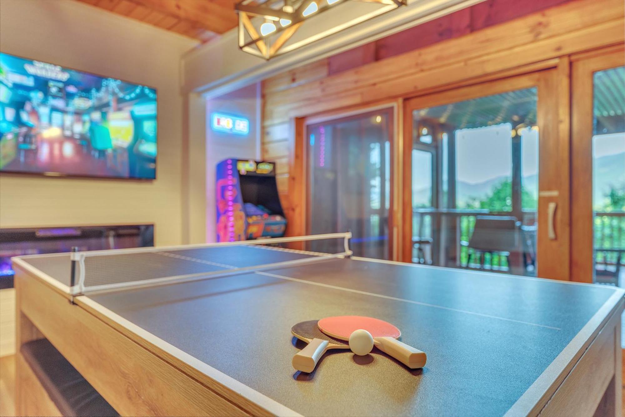 Family Chalet With Sauna, Hottub, Heavenly Views! Mins To Downtown! ガトリンバーグ エクステリア 写真