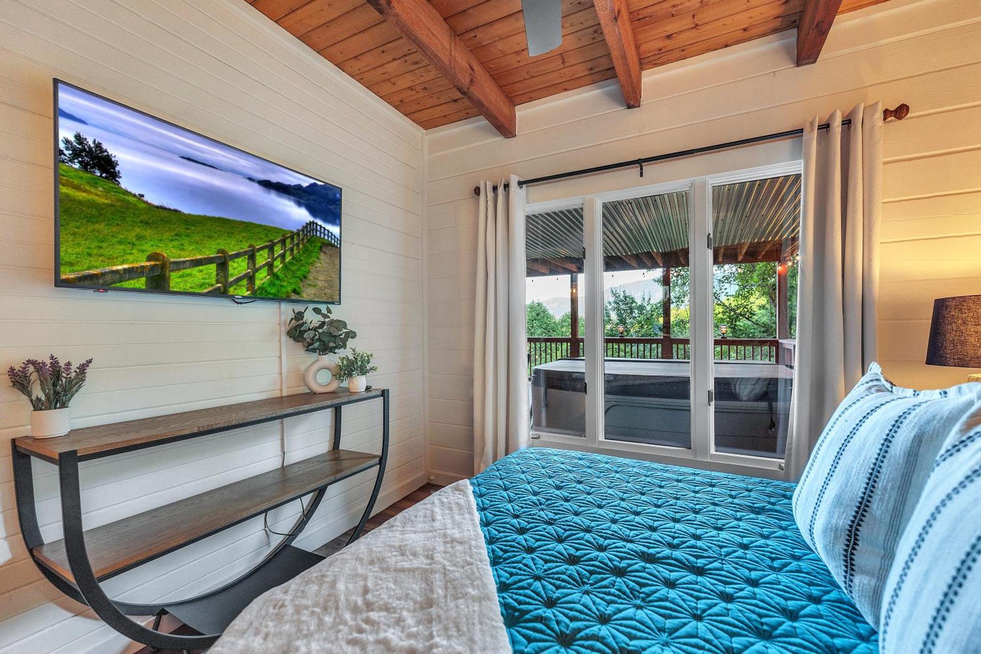 Family Chalet With Sauna, Hottub, Heavenly Views! Mins To Downtown! ガトリンバーグ エクステリア 写真