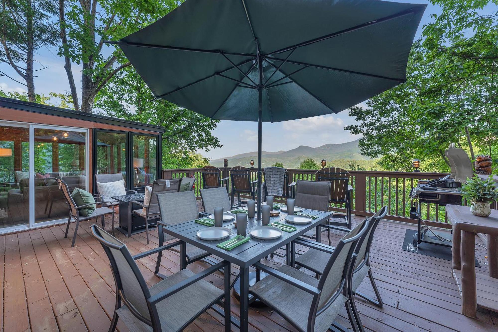 Family Chalet With Sauna, Hottub, Heavenly Views! Mins To Downtown! ガトリンバーグ エクステリア 写真