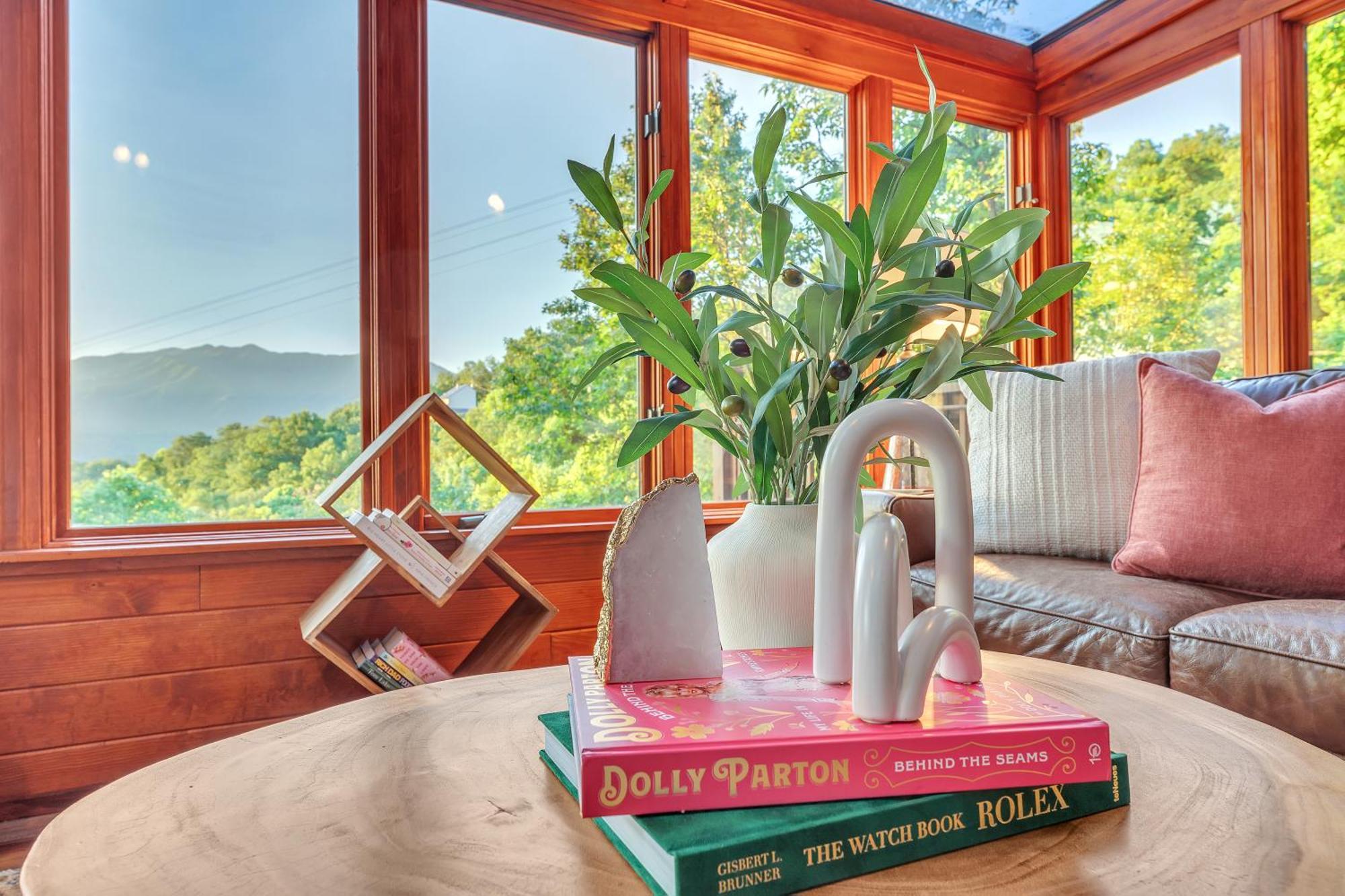 Family Chalet With Sauna, Hottub, Heavenly Views! Mins To Downtown! ガトリンバーグ エクステリア 写真
