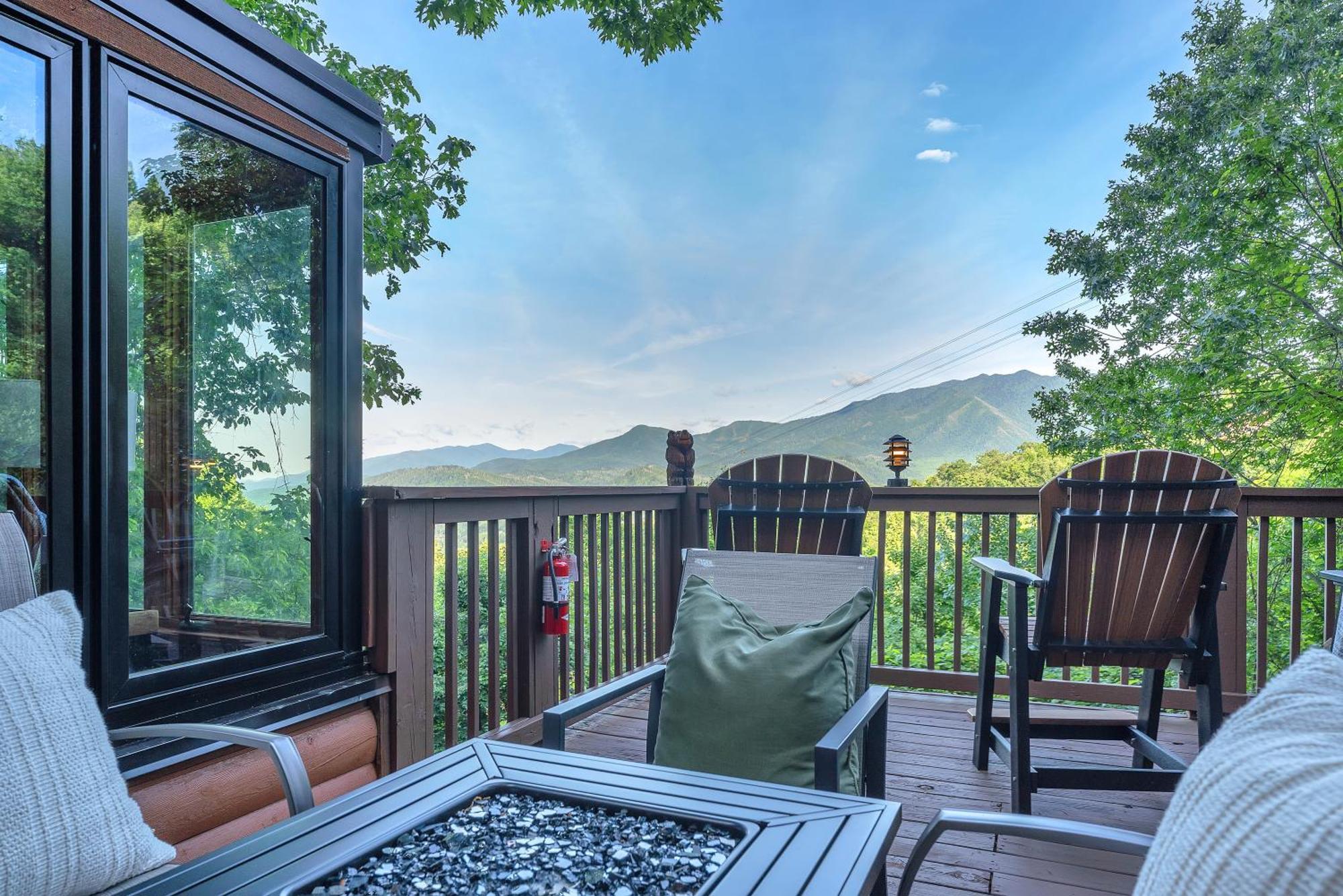 Family Chalet With Sauna, Hottub, Heavenly Views! Mins To Downtown! ガトリンバーグ エクステリア 写真