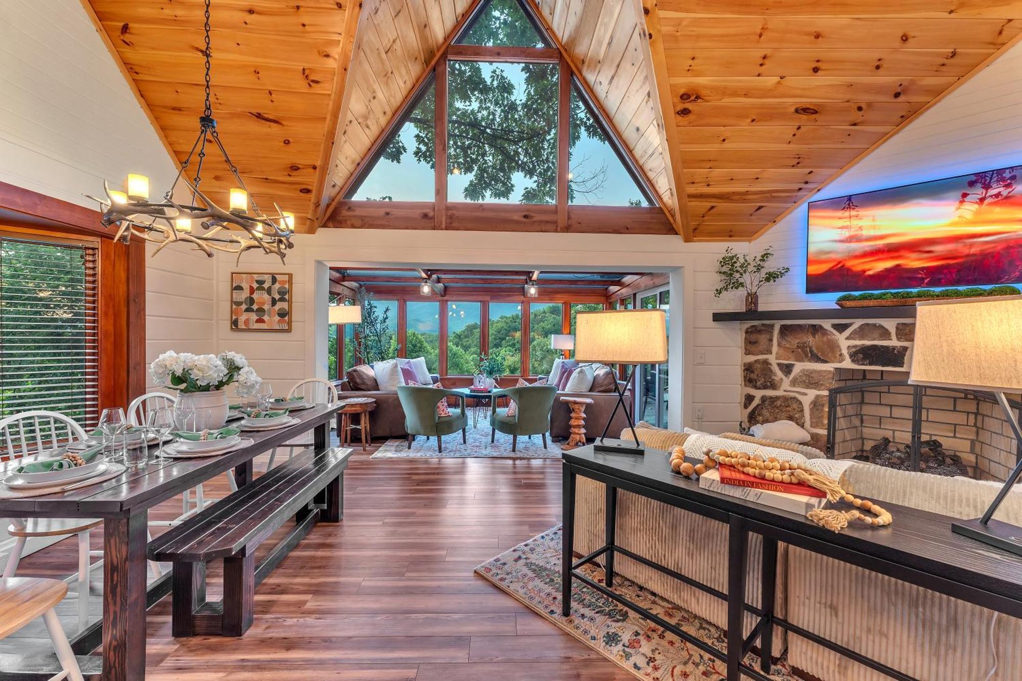 Family Chalet With Sauna, Hottub, Heavenly Views! Mins To Downtown! ガトリンバーグ エクステリア 写真