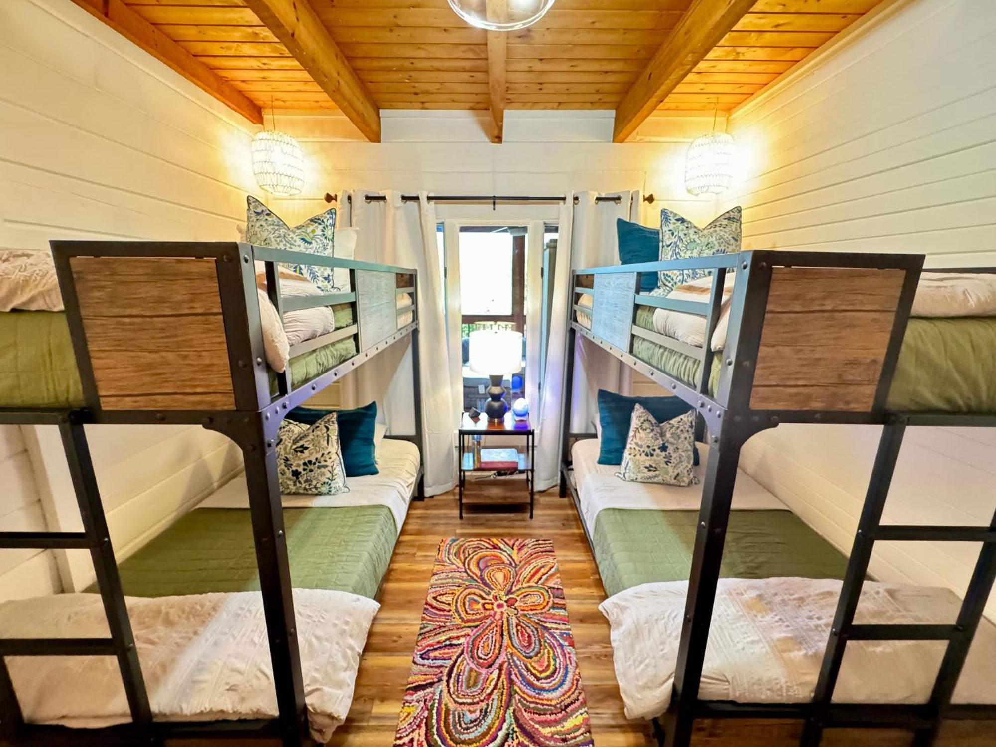 Family Chalet With Sauna, Hottub, Heavenly Views! Mins To Downtown! ガトリンバーグ エクステリア 写真